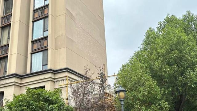 2023年新民晚报报道墙皮脱落，两年后维修却现问题？