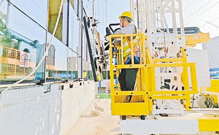 饰面机器人安装玻璃幕墙，智能革命破解行业痛点