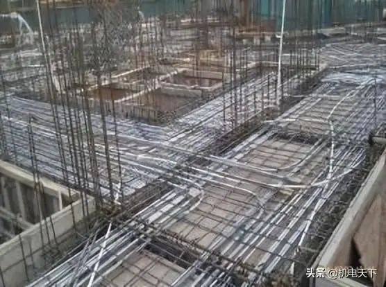 工艺流程现场放线定位→钢筋绑扎→线管敷设：按图复核与浇砼时跟踪，管口清理及防护