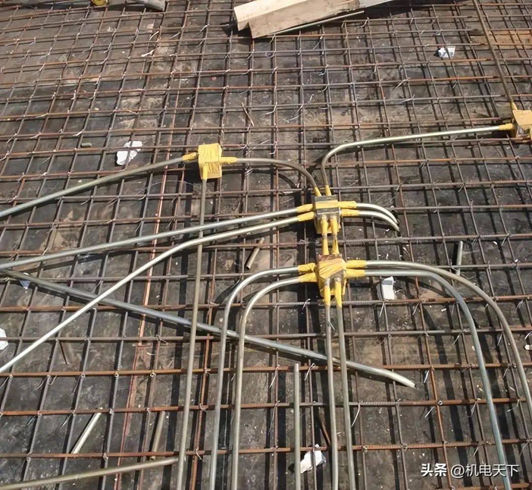 工艺流程现场放线定位→钢筋绑扎→线管敷设：按图复核与浇砼时跟踪，管口清理及防护