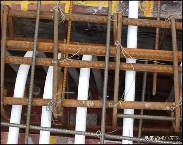 工艺流程现场放线定位→钢筋绑扎→线管敷设：按图复核与浇砼时跟踪，管口清理及防护