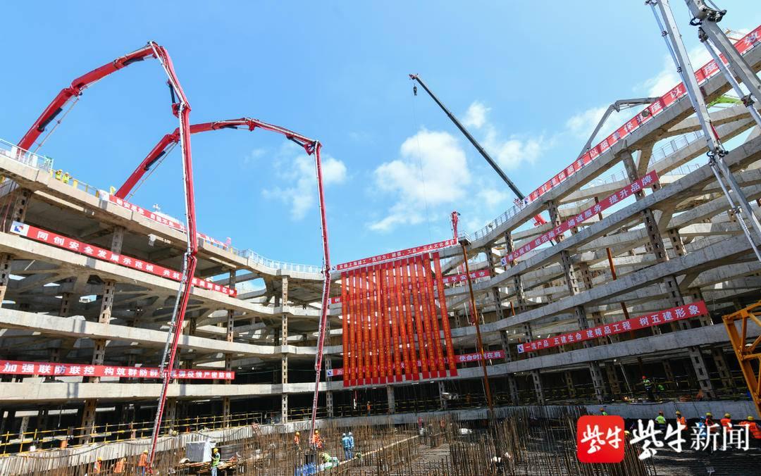 浇筑开始！南京499米摩天大楼底板施工，80小时连续浇筑创纪录