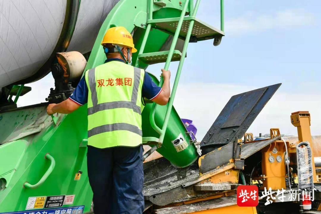 浇筑开始！南京499米摩天大楼底板施工，80小时连续浇筑创纪录