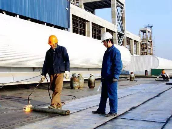 屋面构造与找平层施工详解：保温层、排水坡度及节点处理要点