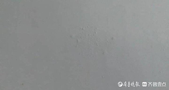 济南匡山小区居民楼漏水严重？惠民工程后竟拿盆接水，墙面全泡湿