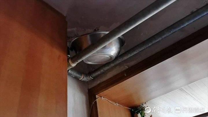 济南匡山小区居民楼漏水严重？惠民工程后竟拿盆接水，墙面全泡湿