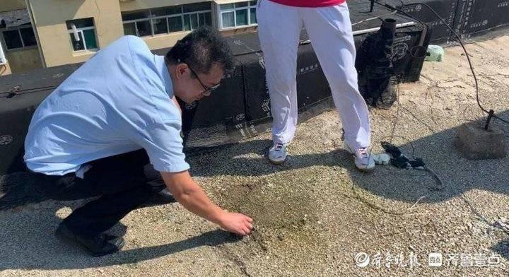 济南匡山小区居民楼漏水严重？惠民工程后竟拿盆接水，墙面全泡湿