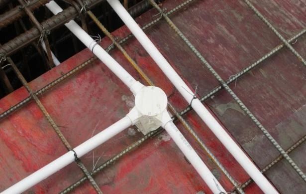 安装工程管线预埋标准做法:剪力墙、楼板预埋要求及管线保护措施