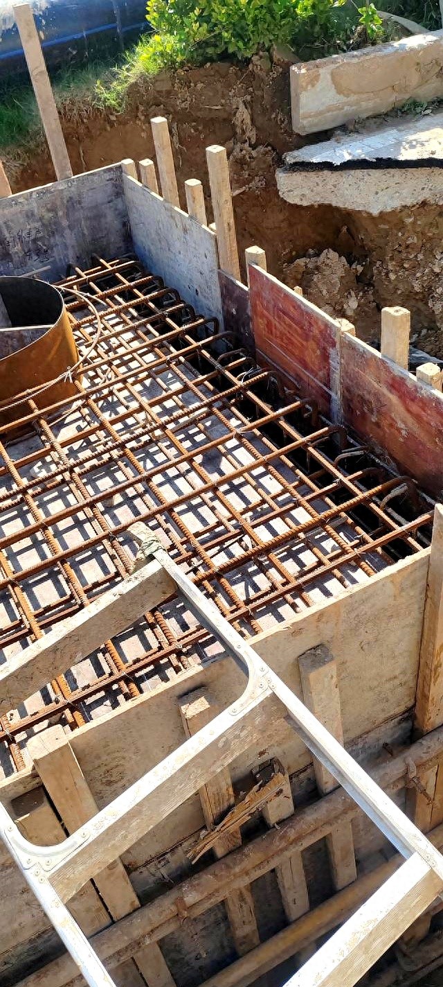 工地底板钢筋绑扎咋摆？长短顺序之争，关乎安全与责任