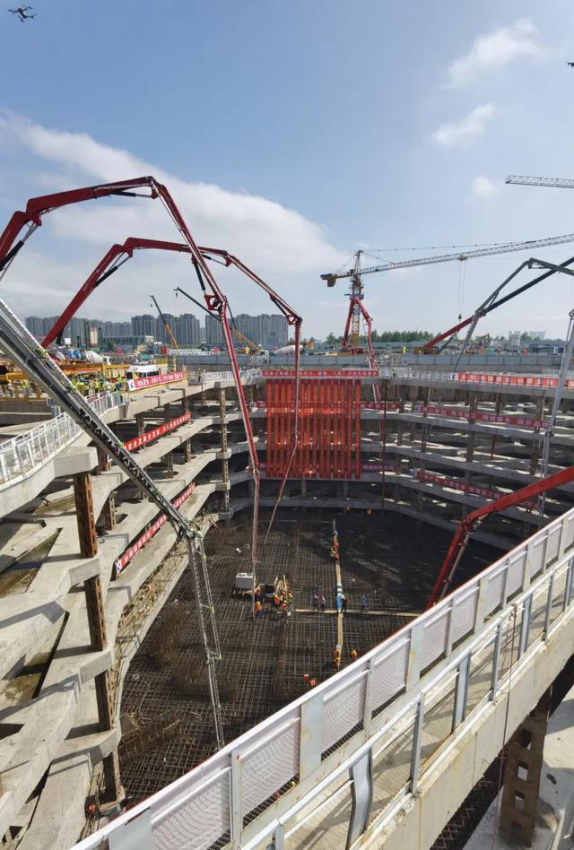 8月21日上午江北新区地下空间绿地500米超高层底板混凝土开始浇筑