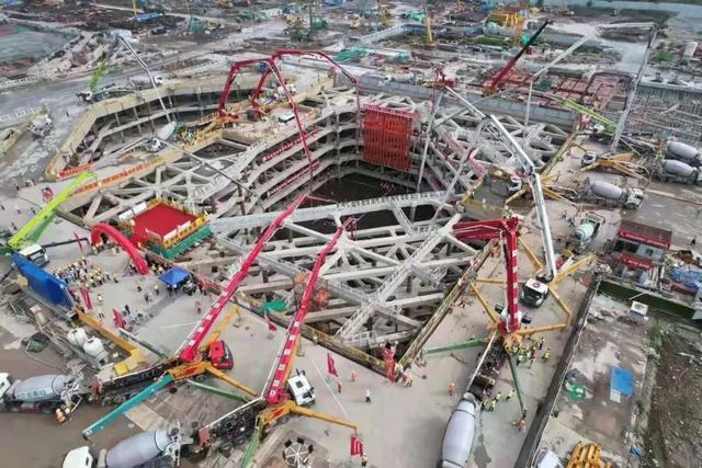 8月21日上午江北新区地下空间绿地500米超高层底板混凝土开始浇筑