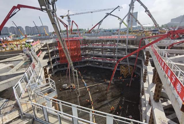 8月21日上午江北新区地下空间绿地500米超高层底板混凝土开始浇筑