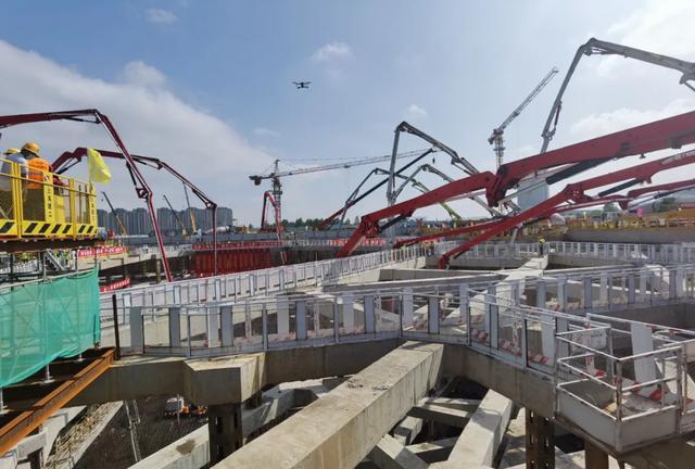 8月21日上午江北新区地下空间绿地500米超高层底板混凝土开始浇筑