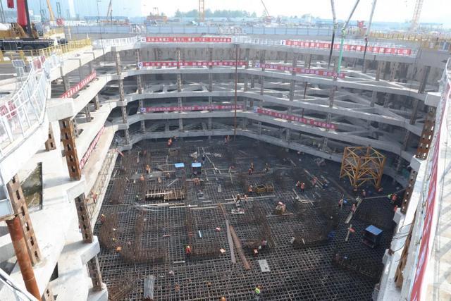 8月21日上午江北新区地下空间绿地500米超高层底板混凝土开始浇筑