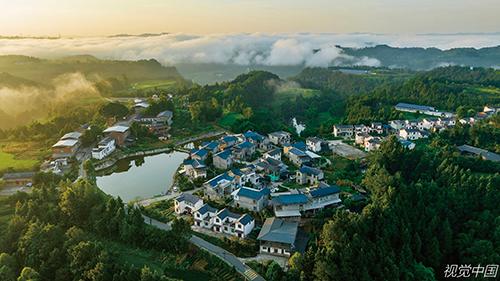 推进新型城镇化与乡村振兴结合，解决城乡融合发展关键问题