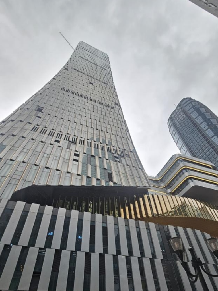 重庆解放碑时尚文化城项目最后一块单元式幕墙完成安装