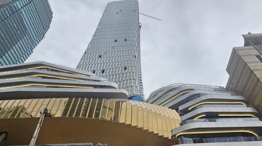 重庆解放碑时尚文化城项目最后一块单元式幕墙完成安装