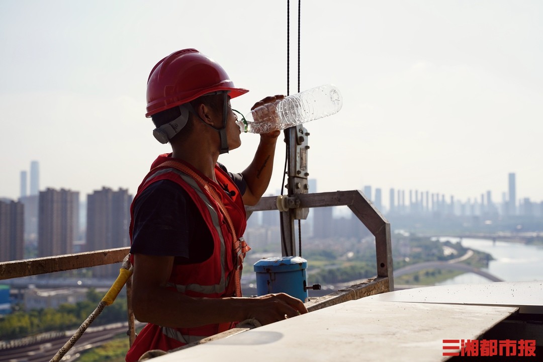 幕墙安装工：高空烈日下为高楼‘穿衣’，辛苦又危险