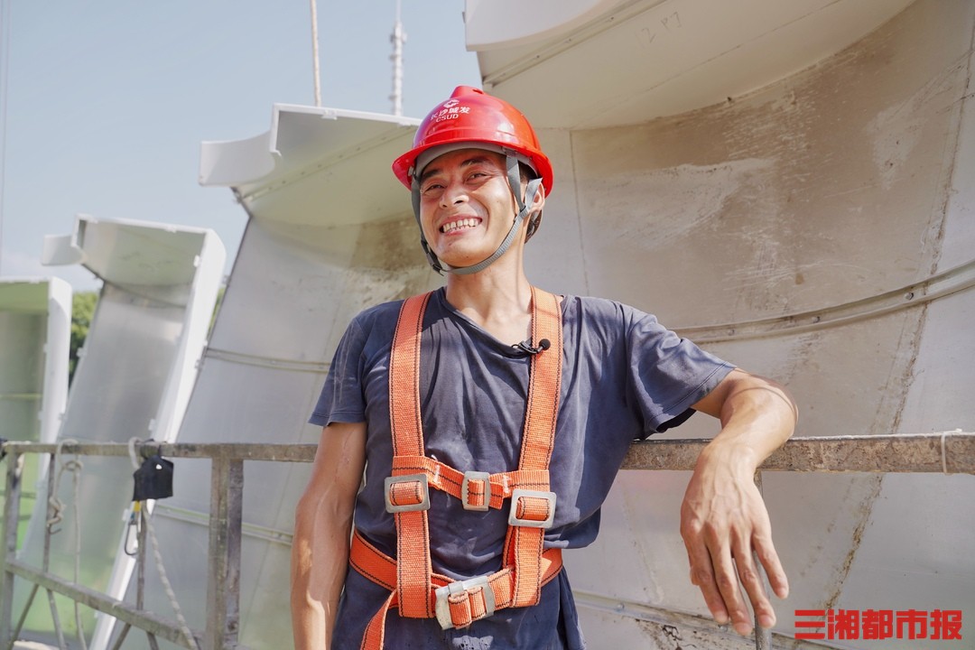 幕墙安装工：高空烈日下为高楼‘穿衣’，辛苦又危险