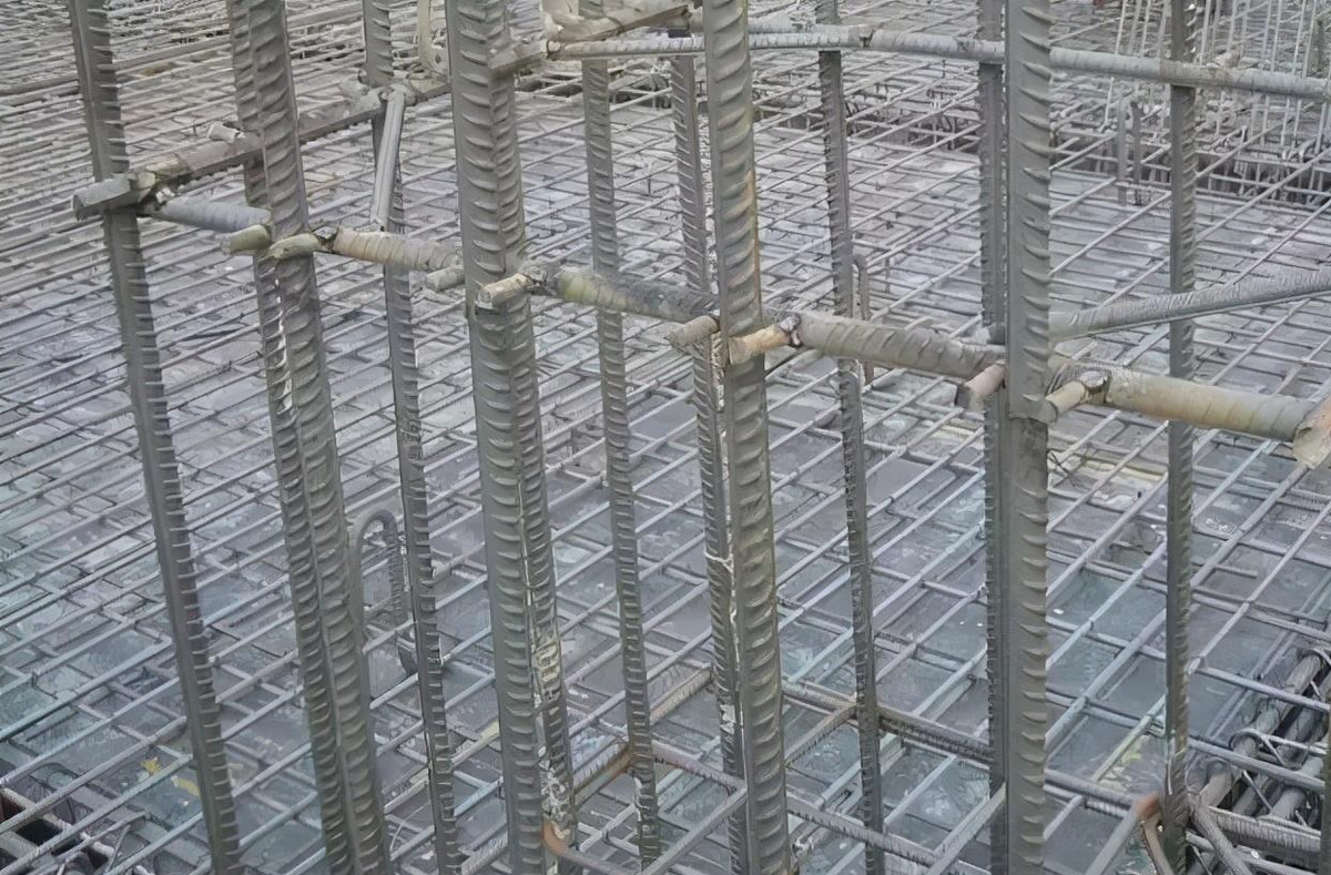 地梁和底板钢筋绑扎做法及质量标准，含主体结构施工要点