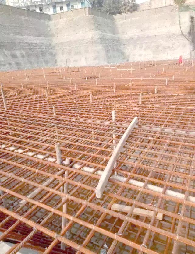 建筑工程钢筋绑扎指南：施工顺序、常用方法及柱基础绑扎要点