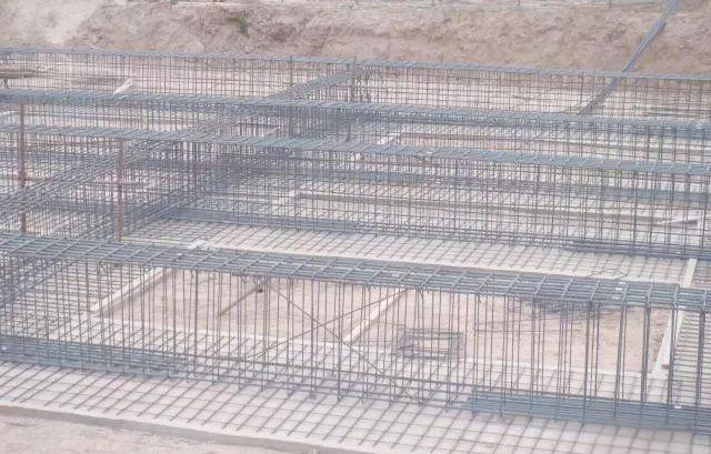 建筑工程钢筋绑扎指南：施工顺序、常用方法及柱基础绑扎要点