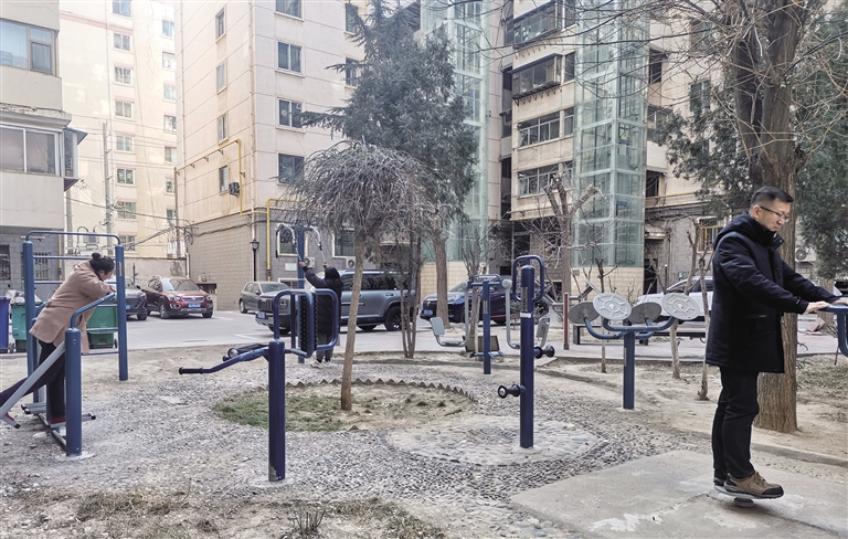 永盛苑小区改造进行时，楼宇屋面防水等公共设施改造中