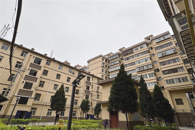 永盛苑小区改造进行时，楼宇屋面防水等公共设施改造中