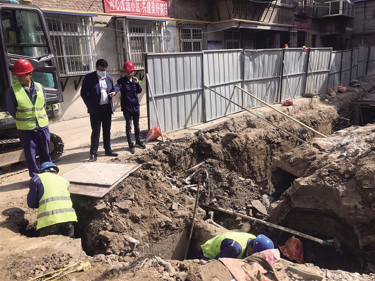 永盛苑小区改造进行时，楼宇屋面防水等公共设施改造中