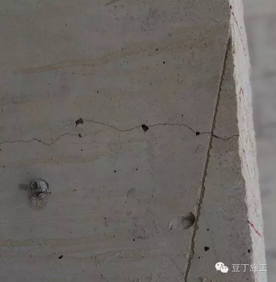 柱墙模板缺陷原因及防治:主体结构施工中模板问题处理