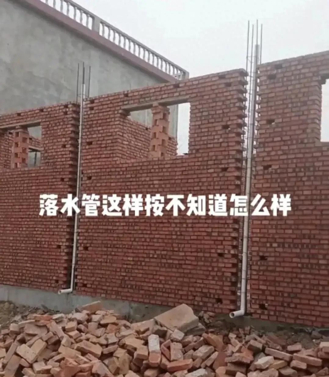 建房施工问题多，墙角墙体交接及柱子钢筋绑扎错误咋解决？