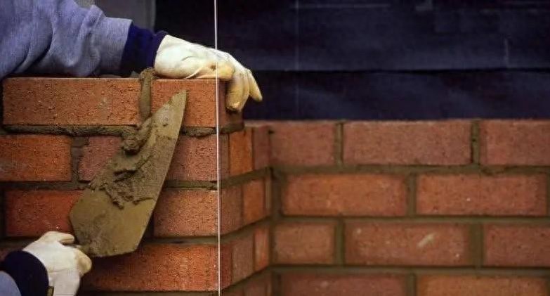 建房施工问题多，墙角墙体交接及柱子钢筋绑扎错误咋解决？