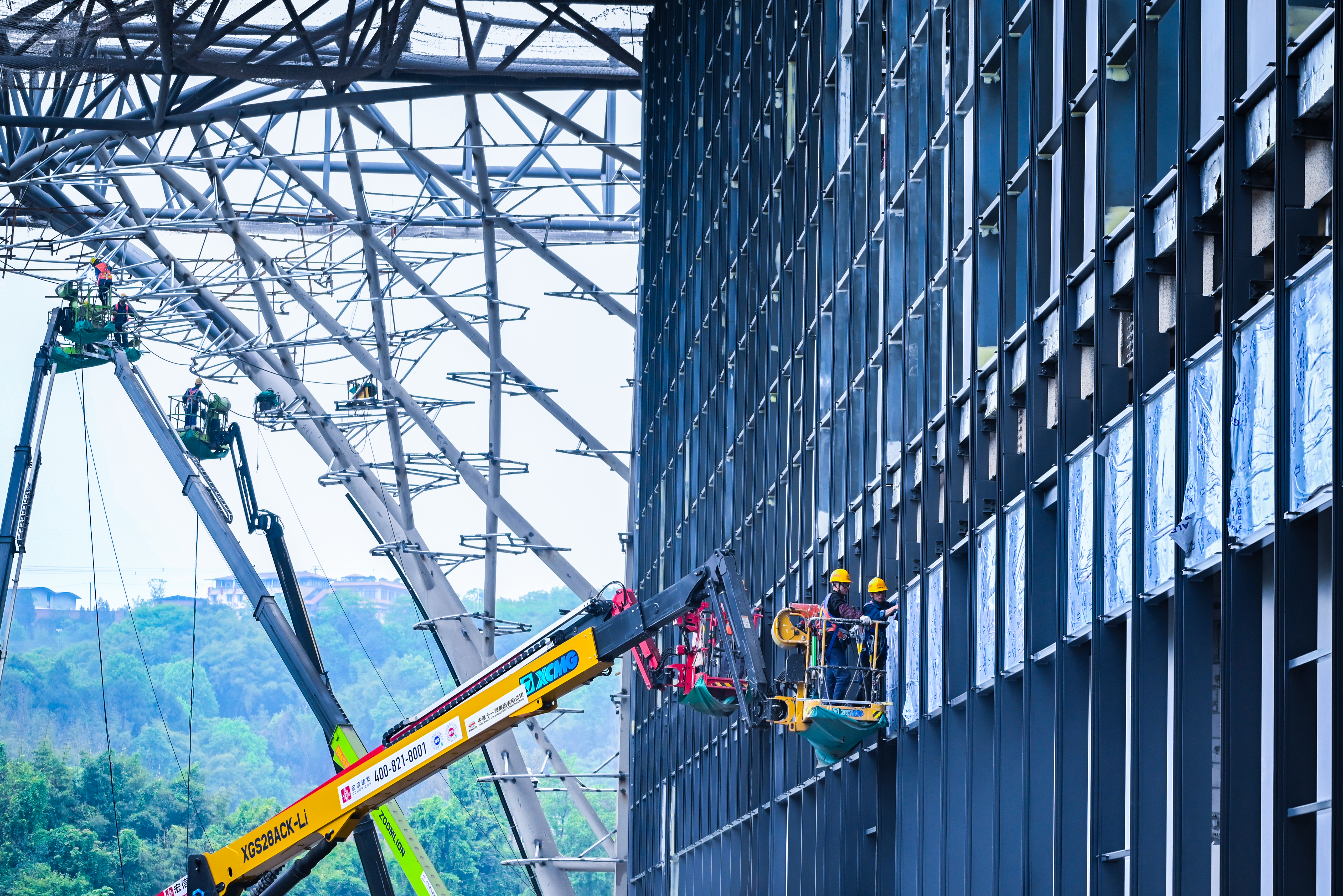 重庆东站候车大厅紧张安装玻璃幕墙龙骨，预计12月底完工