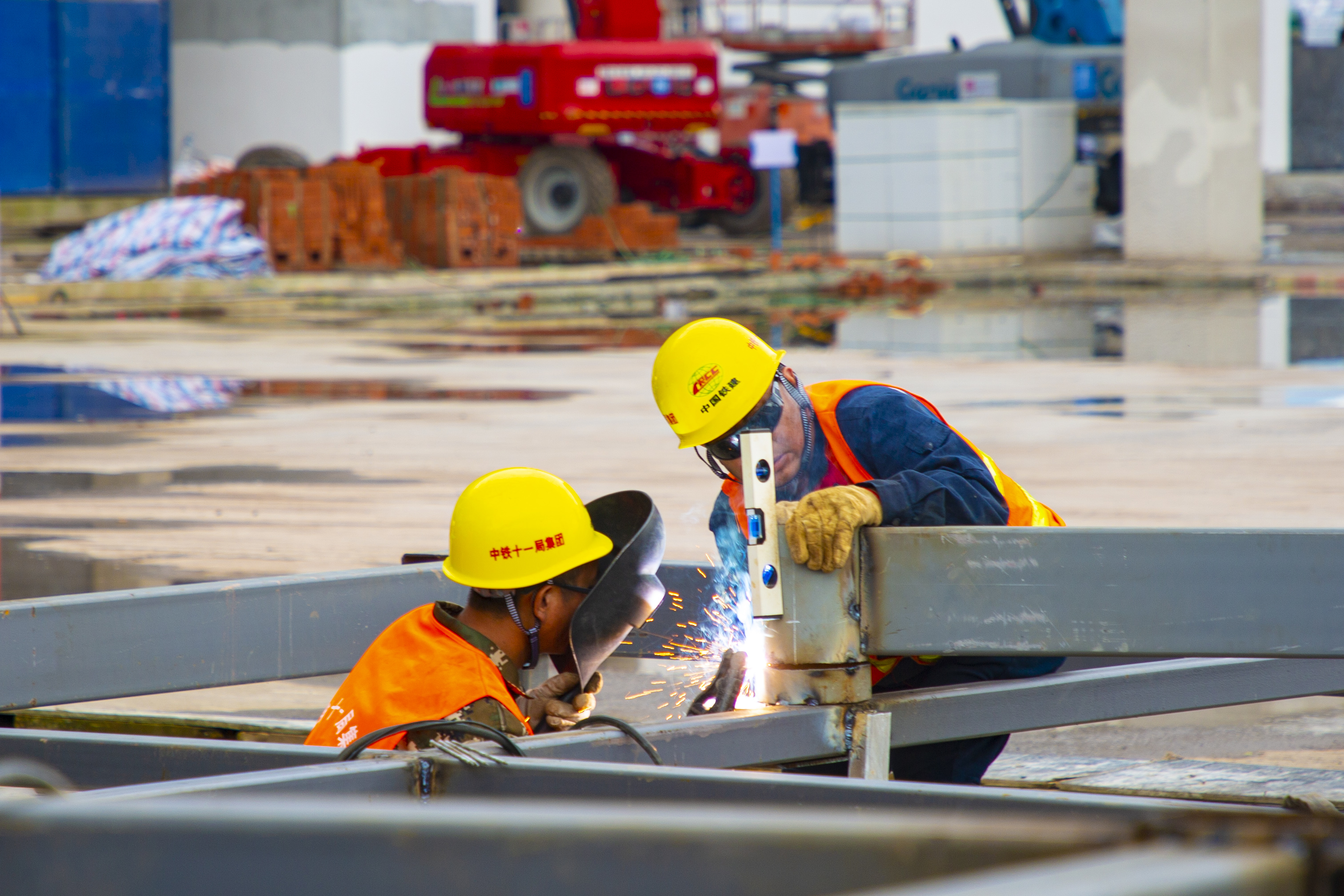 重庆东站候车大厅紧张安装玻璃幕墙龙骨，预计12月底完工