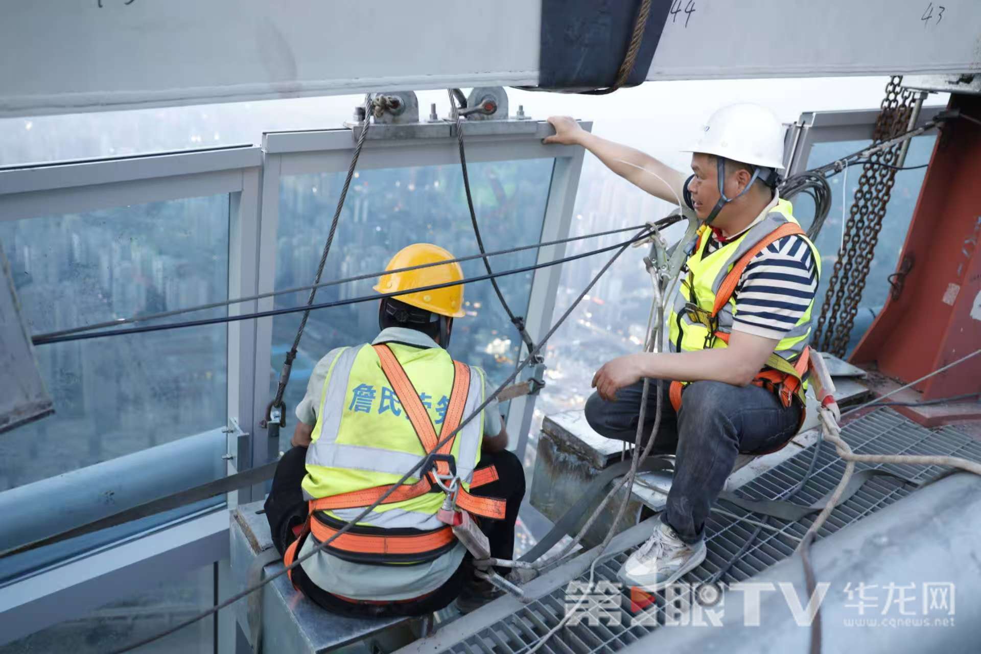 重庆在建第一高楼陆海国际中心幕墙工程全部完工
