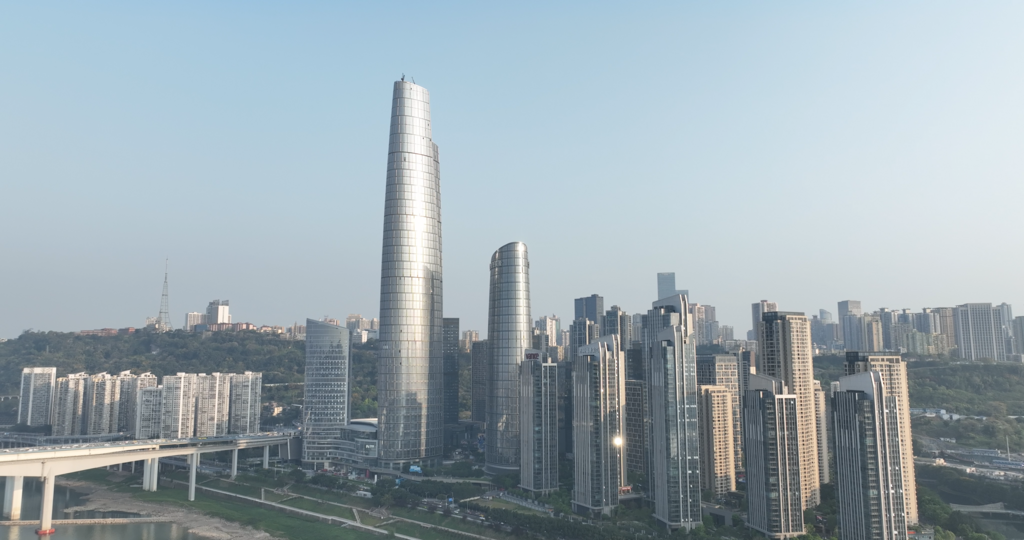 重庆在建第一高楼陆海国际中心幕墙工程全部完工