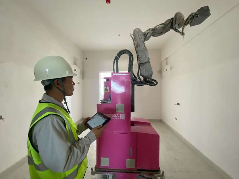 建筑机器人现身合肥工地,整平喷涂又快又准