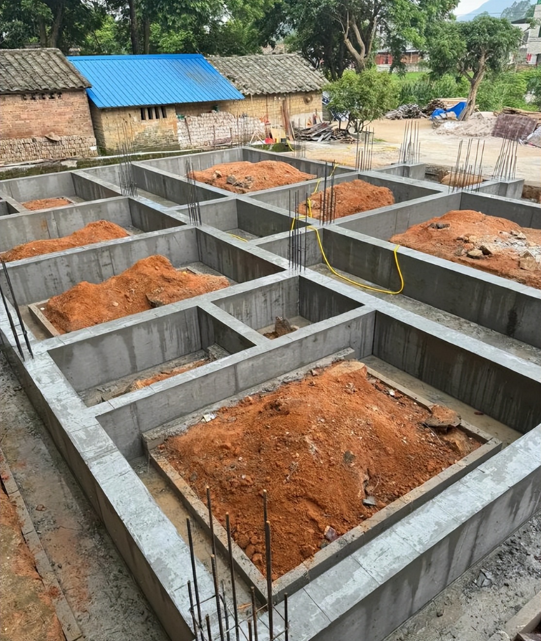 农村自建房地基基础：独立基础vs条形基础怎么选