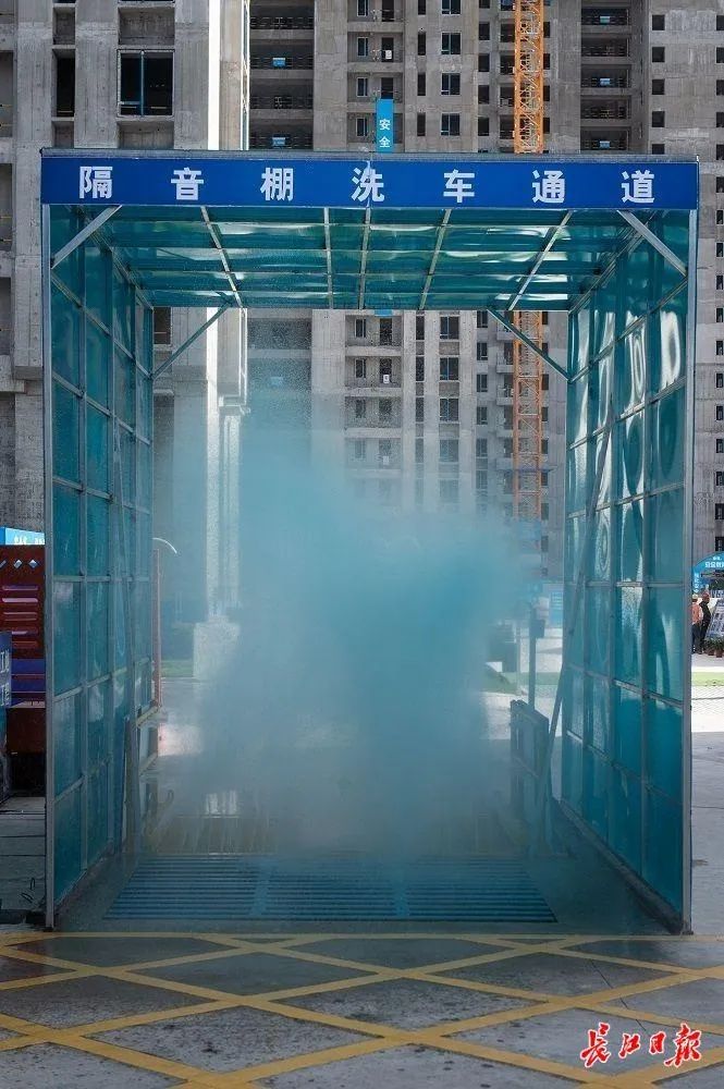 绿色文明施工怎么做?生态围挡喷淋降尘,工地秒变城市绿景