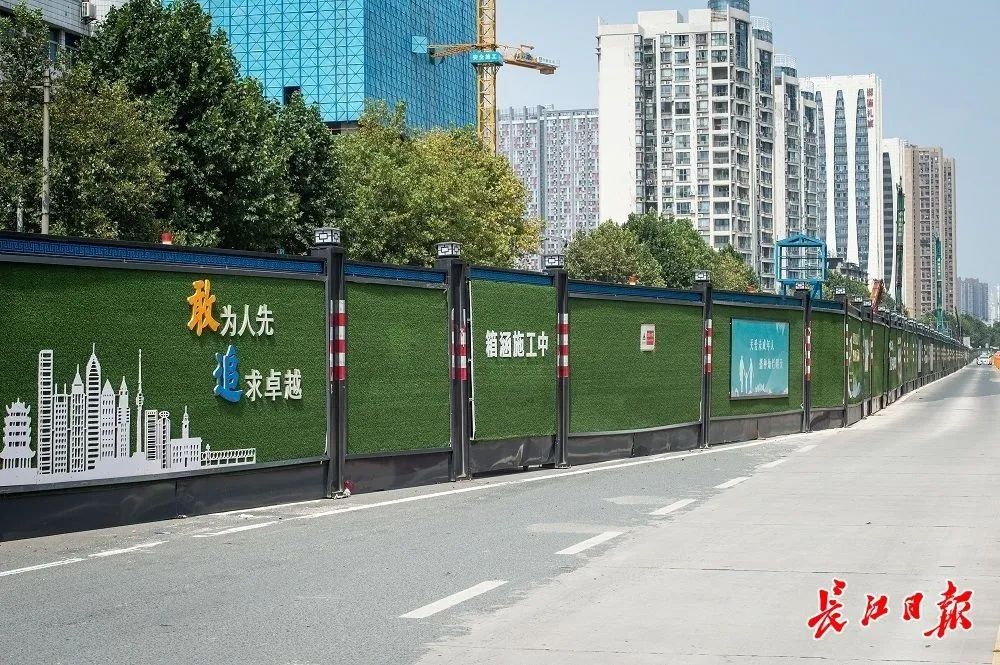 绿色文明施工怎么做?生态围挡喷淋降尘,工地秒变城市绿景