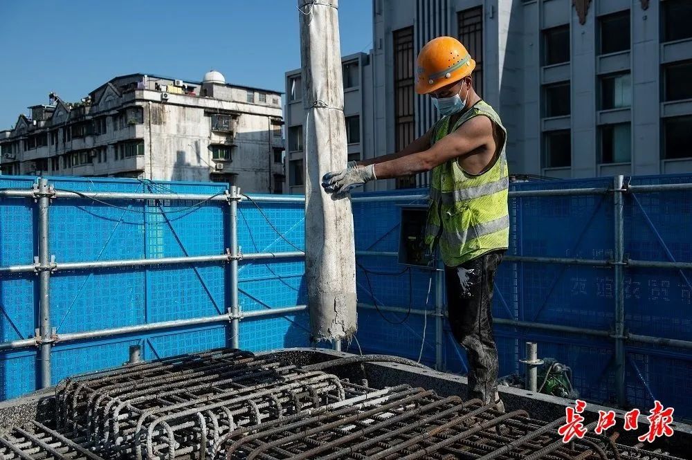 绿色文明施工怎么做?生态围挡喷淋降尘,工地秒变城市绿景