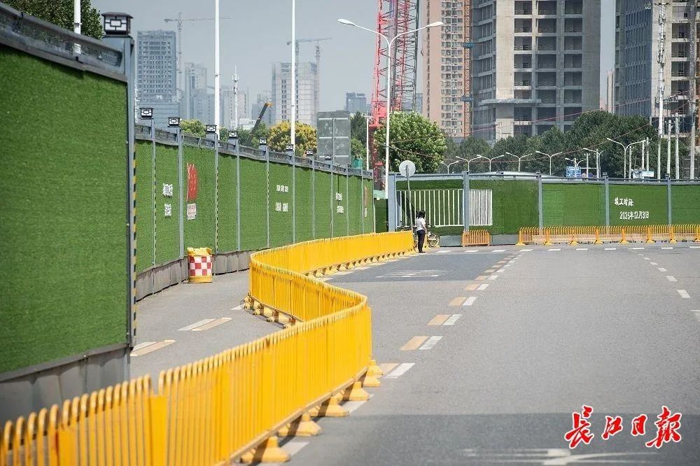 绿色文明施工怎么做?生态围挡喷淋降尘,工地秒变城市绿景